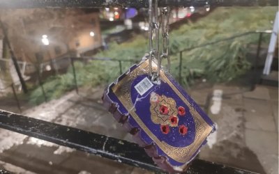 Al Quran yang Dilubangi 6 Peluru Digantung di Masjid Stockholm