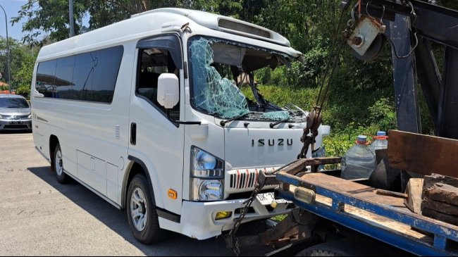 Minibus Rombongan Ponpes Bin Baz Yogyakarta Kecelakaan di Ungaran, 4 Santri Meninggal