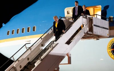 Trump Diam-Diam Tinggalkan Air Force One, Ratusan Penumpang Diduga Jadi "Umpan"