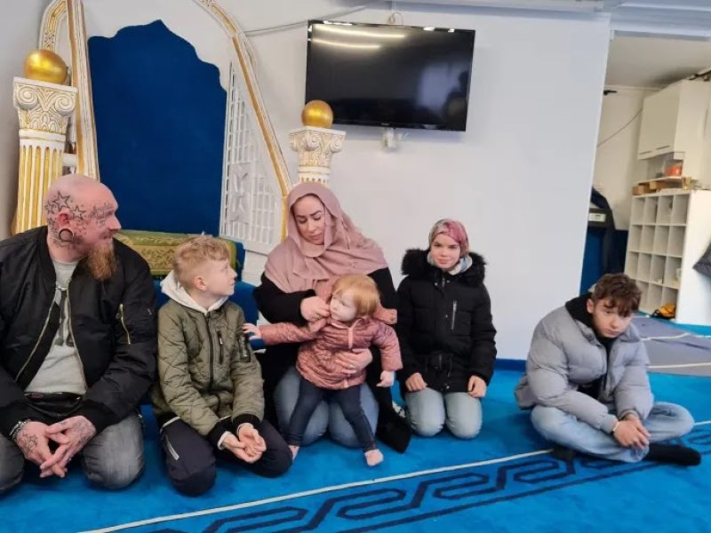 Berkah Ramadhan, Satu Keluarga Masuk Islam di Sebuah Masjid di Jerman