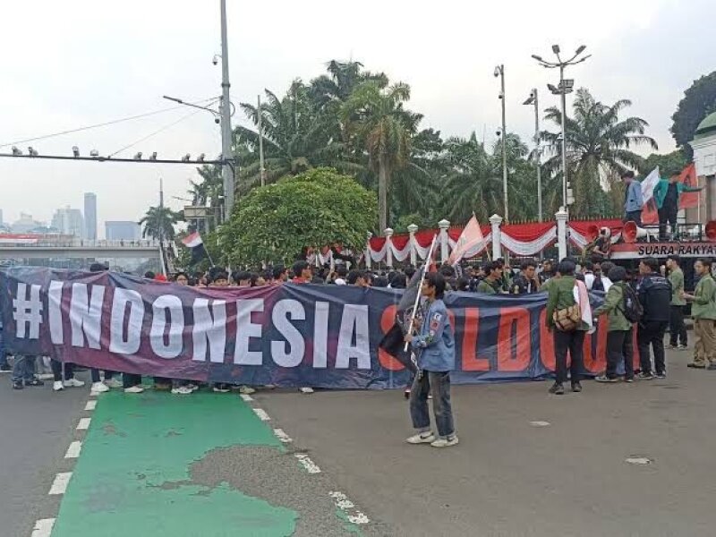 Mahasiswa Demo di DPR, Bawa Spanduk “Indonesia Sold Out” dan Bendera One Piece