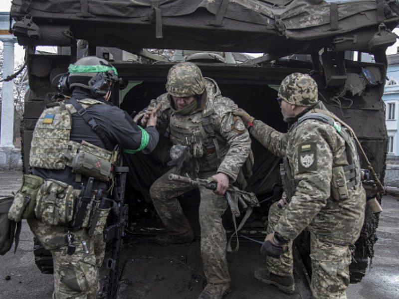 Rudal Rusia yang menyerang Ukraina tewaskan enam orang dan membuat listrik padam