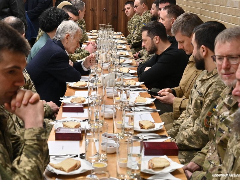 Presiden Ukraina Buka Puasa dengan Tentara Muslimnya
