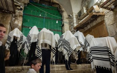 Pertama Kalinya! ‘Israel’ Izinkan Yahudi Dalam Jumlah Besar Ibadah di Al Aqsa