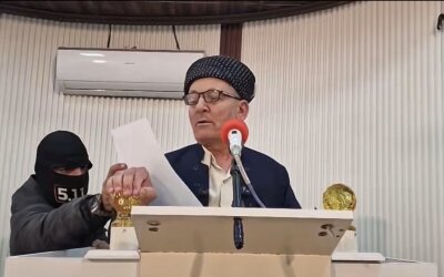Pemuda Bersenjata Serahkan Surat Atas Nama ISIS Saat Khatib Khutbah Jumat di Irak Utara