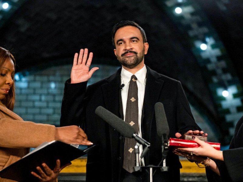 Zohran Mamdani Disumpah dengan Al-Qur’an Berusia Ratusan Tahun, Catat Sejarah Baru di New York