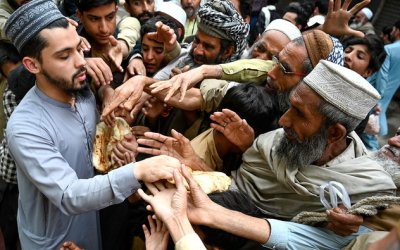 Donasi makanan dan uang berujung kematian sebelas orang di Pakistan
