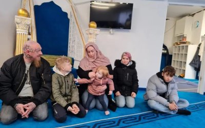 Berkah Ramadhan, Satu Keluarga Masuk Islam di Sebuah Masjid di Jerman