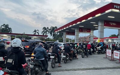 Antrean BBM Mengular, Rakyat Bayar Mahal Akibat Liberalisasi Migas