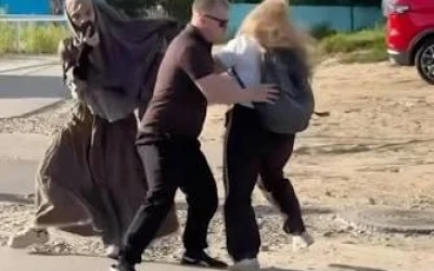 Muslimah Diserang Perempuan Rusia di Depan Anak