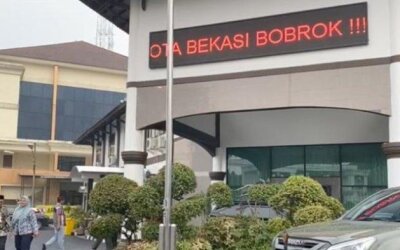 Heboh, running teks Asrama Haji Bekasi bertuliskan "Plt Wali Kota Bekasi Bobrok!!!"