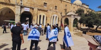 Di Bawah Pengawalan Polisi ‘Israel’, Pemukim Ilegal Serbu Masjid Al-Aqsa saat Hanukkah