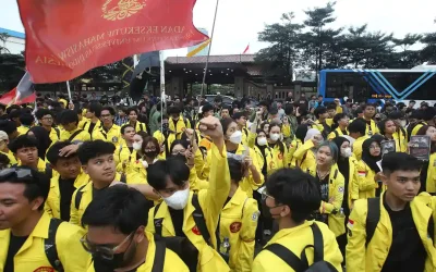 Mahasiswa Jabodetabek Demo di Sudirman, Bawa Lima Tuntutan dan Gagal Tembus Bundaran HI