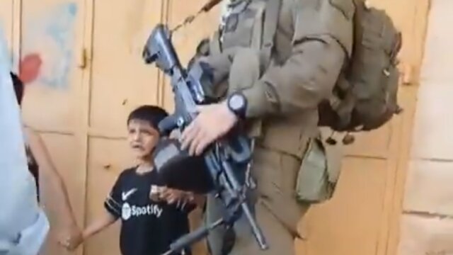 Tentara Penjajah "Israel" Jadikan Anak Kecil Sebagai Sandera Dengan Todongan Senjata