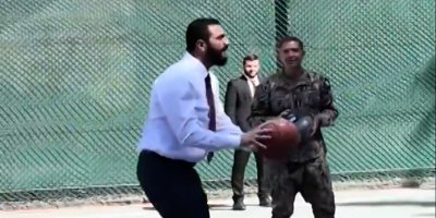 Jelang Pertemuan dengan Presiden AS, Asy Syaraa Main Basket dengan Komandan CENTCOM