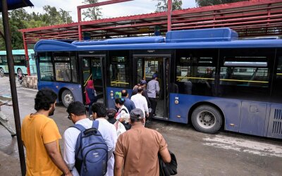 Pakistan Menawarkan Transportasi Umum Gratis di Tengah Lonjakan Harga Bahan Bakar