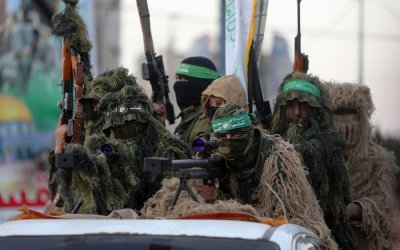 Video Sniper Al-Qassam Memburu Pasukan Elit Zionis "Israel" di Gaza