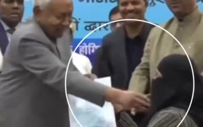 Viral! Ketua Menteri India Membuka Niqab Muslimah di Acara Publik