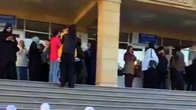 Tolak Lepas Hijab, Siswi Azerbaijan Belajar di Halaman Sekolah