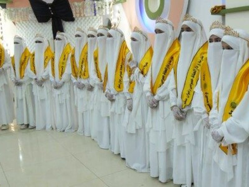 Siswi-siswi Lulusan Madrasah Kabul Serukan untuk Pembukaan Kembali Sekolah dan Universitas