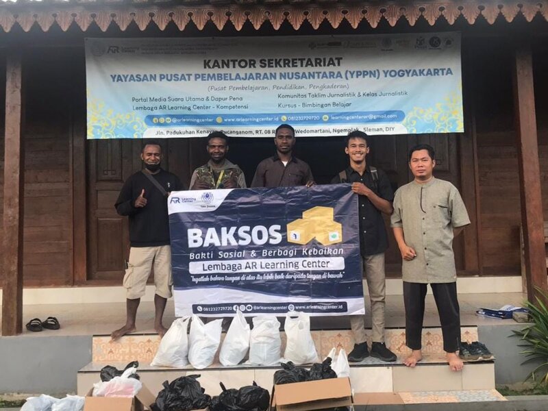 Jelang Akhir Ramadhan, Yayasan AR Learning Center Bagi Takjil dan Bingkisan Lebaran