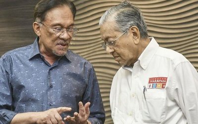 Mahathir Mohamad Laporkan PM Anwar ke Polisi