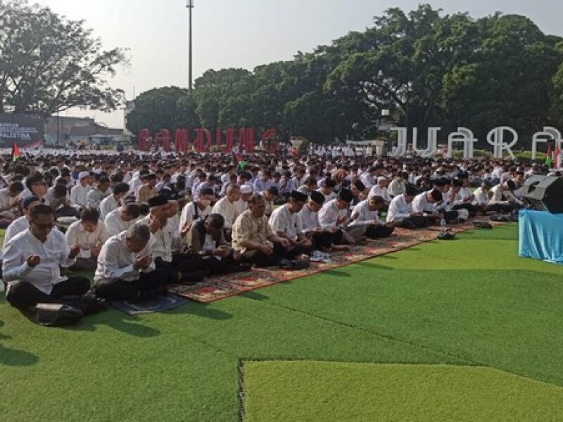Ribuan Siswa dan Guru Gelar Doa Bersama untuk Masyarakat Palestina di Alun-alun Bandung