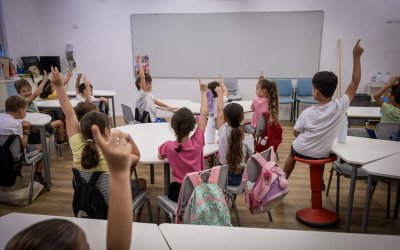 Ingin Lingkungan Pendidikan Sehat, ‘Israel’ Larang Anak SD Gunakan HP