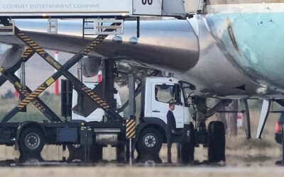 Trump Akui Kabur Menggunakan Truk Katering untuk Pindah Pesawat