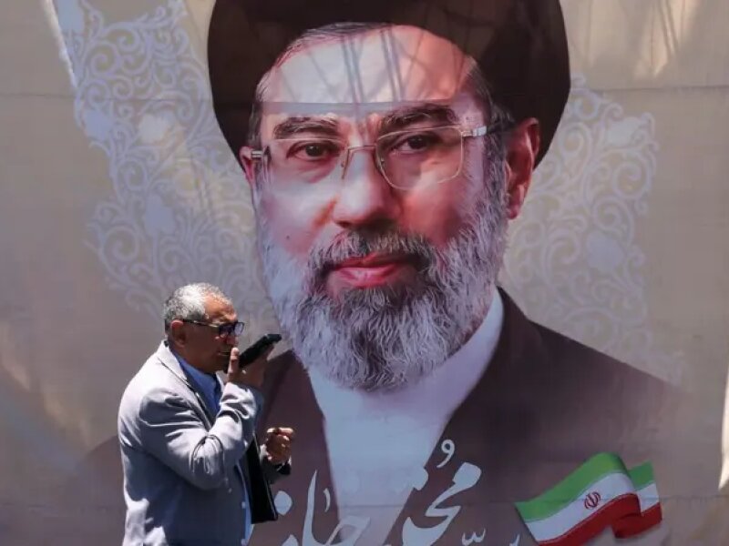 Presiden Iran Bertemu Khamenei di Tengah Sorotan Publik