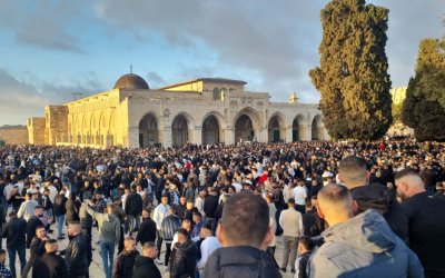 Ratusan Ribu Warga Palestina Shalat Ied di Masjidil Aqsa