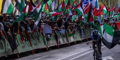 Protes Anti-Genosida Besar-besaran Hentikan Final Vuelta a España di Madrid