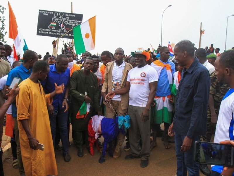 Coba Usir Asing dari Niger, Demonstran Sembelih Kambing Berbaju Bendera Prancis