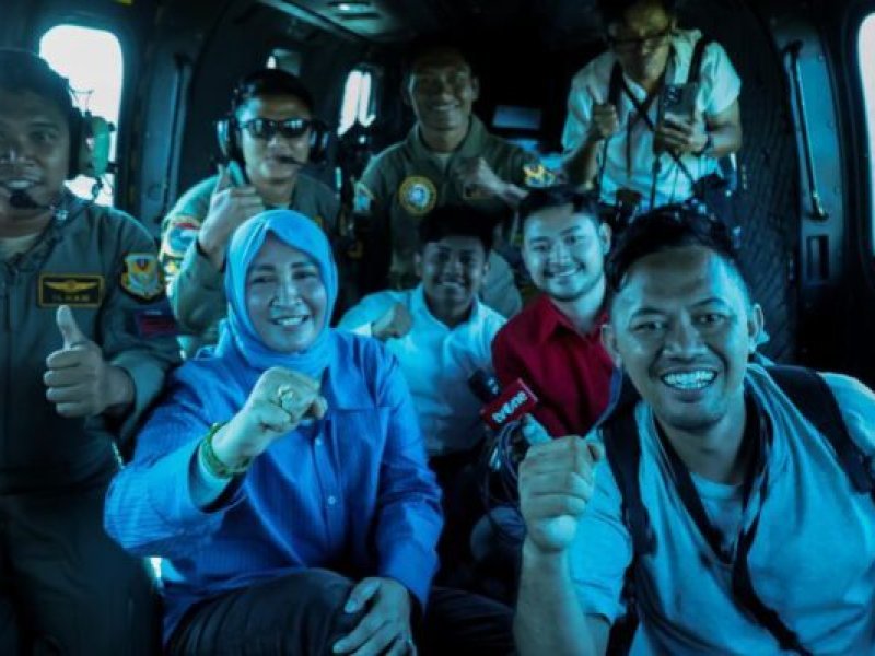 Istri Gubernur Aceh Terbang dengan Helikopter TNI AU Bawa 2 Ton Logistik ke Lokop yang Terisolir