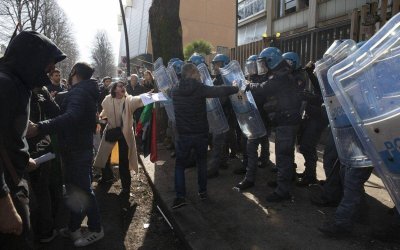 Pemukulan Polisi terhadap Pelajar Pro-Palestina Picu Kemarahan di Italia