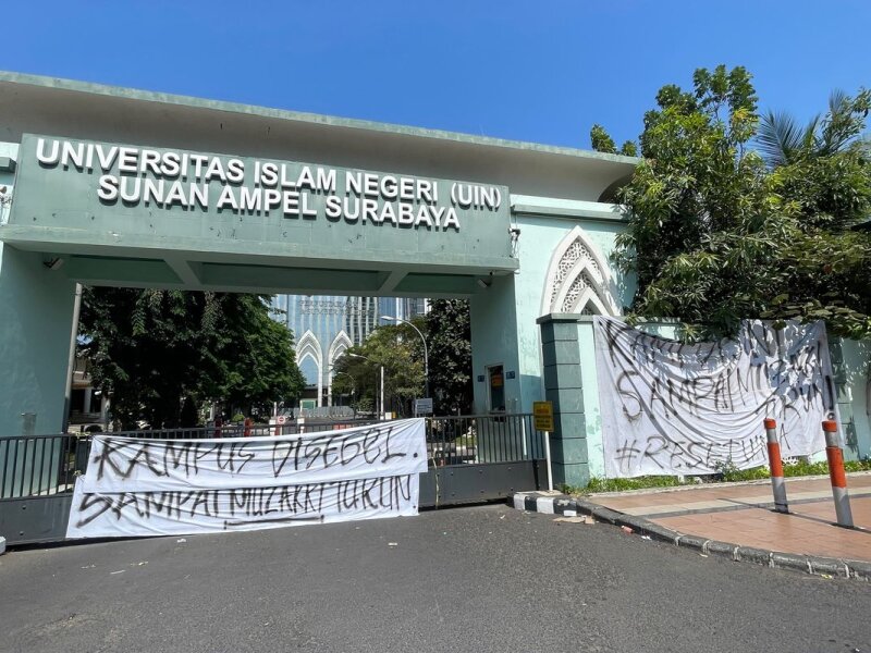 Mahasiswa UINSA Tetap Segel Kampus hingga Rektor Definitif Ditetapkan