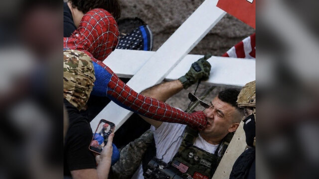 Spiderman Hantam Pembakar Al Quran di Tengah Demo Minneapolis