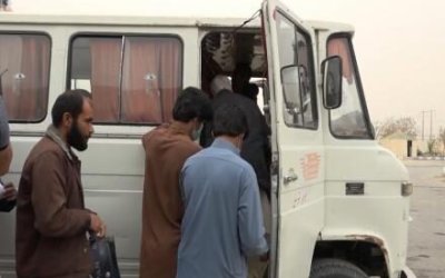 Krisis Ekonomi di Iran Memaksa Ribuan Warga Afghanistan Kembali ke Tanah Air