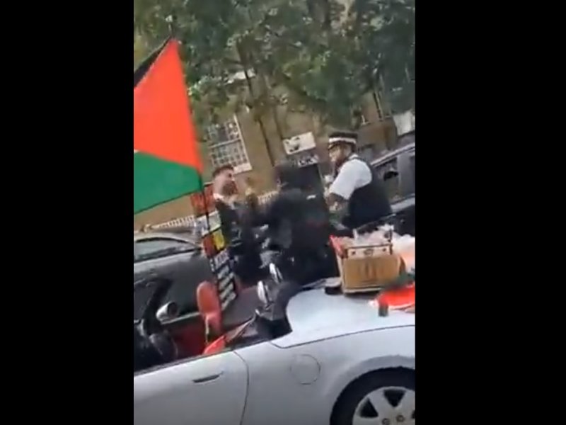 Viral! Polisi Inggris Pukuli Warga Karena Bawa Bendera Palestina