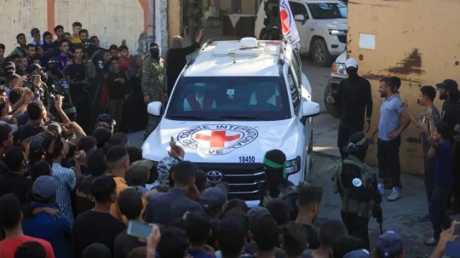 Pertukaran Tahanan Dimulai, Hamas Serahkan 7 Tahanan “Israel” dalam Kesepakatan Thufan Al-Aqsha