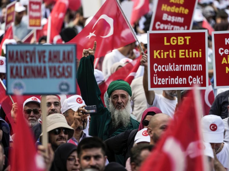 Ribuan Orang Bergabung Dalam Unjuk Rasa Besar-Besaran Anti-LGBTQ di Turki