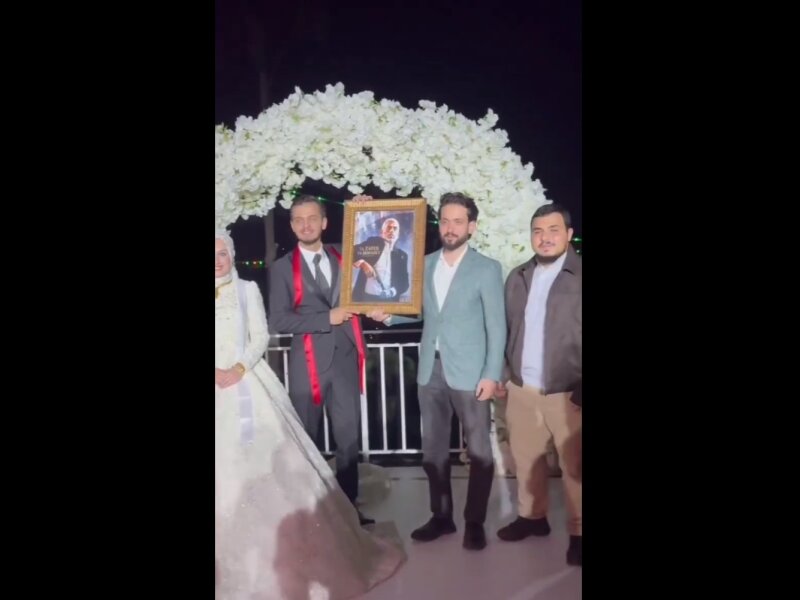 Viral! Pengantin Turki Dapat Hadiah Potret Yahya Sinwar