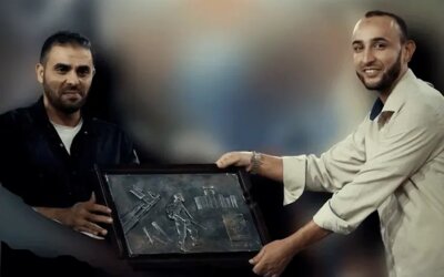 Momen Langka! Abu Ubaidah Terekam Tanpa Penutup Wajah, Bawa Senjata di Tengah Aktivitas