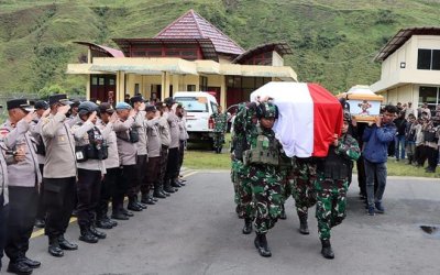 Usai Dua Anggota TNI Gugur Ditembak KKB di Papua, Warga Diminta Salat Tarawih di Rumah