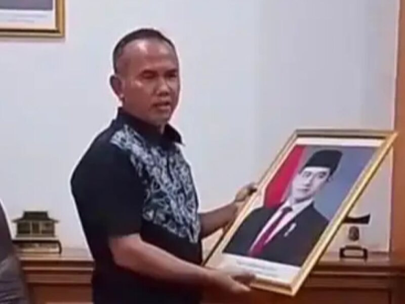 Wakil Ketua DPRD Sukabumi Turunkan Foto Gibran, Singgung Fakta Persidangan MK soal Ijazah