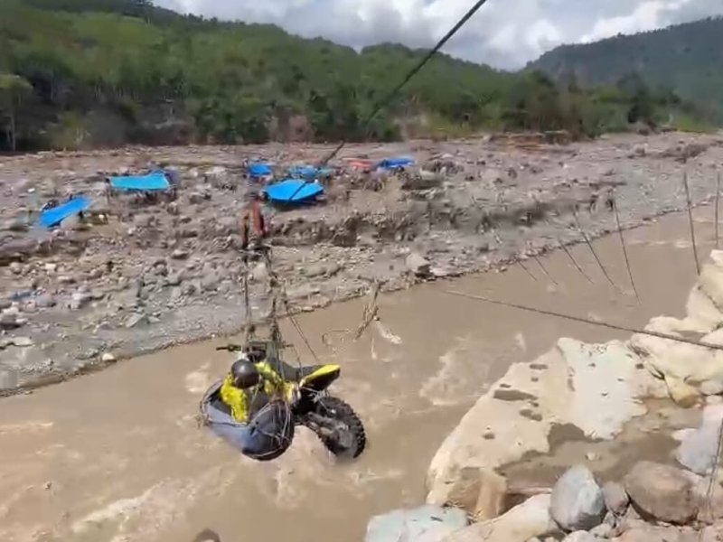 Wabup Aceh Tengah Nyaris Terjatuh ke Sungai Saat Meninjau Lokasi Banjir, Akses 14 Titik Longsor Masih Terputus