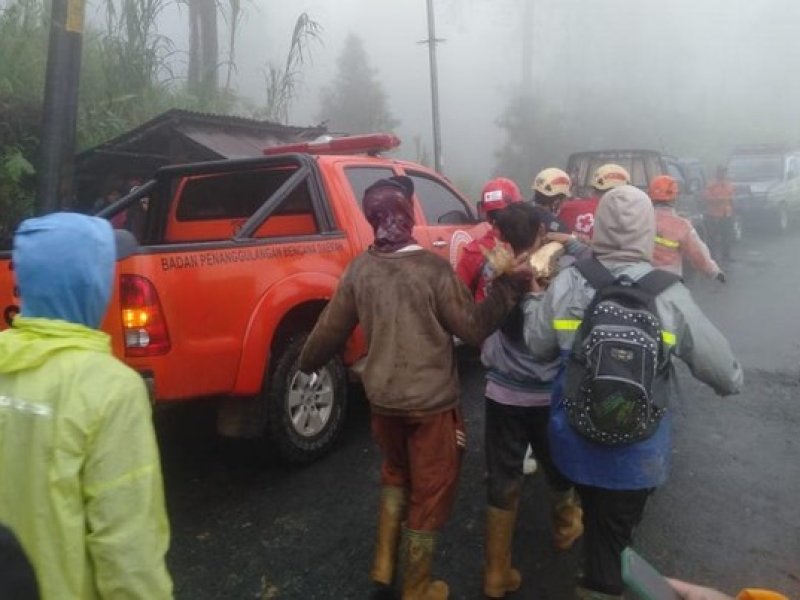 Tim Penyelamat Masih Melakukan Pencarian Setelah Longsor Menewaskan 19 Orang di Pekalongan