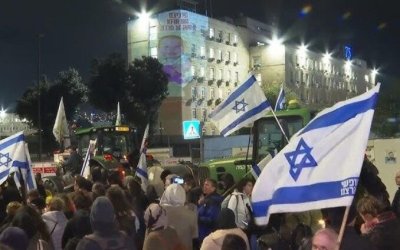 ‘Pemerintahan Gila!’: Keluarga Tawanan ‘Israel’ Gelar Demo Besar-besaran di Tel Aviv, Blokir Jalan Raya