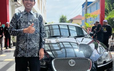 UAS diberi mobil Jaguar, diterima kemudian dilelang untuk Pesantren
