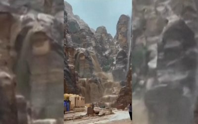Ribuan Wisatawan Dievakuasi Saat Petra Tiba-tiba Diterjang Banjir Bandang